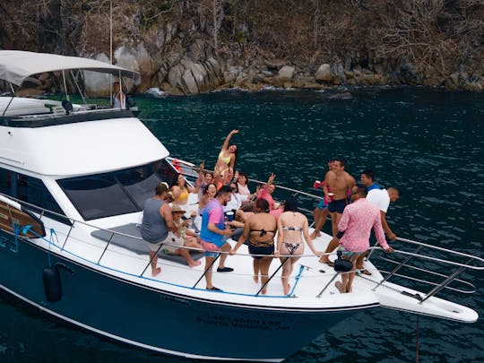 HAPPY HOUR | Amazing Carver 50ft Yacht, the best summer getaway ever at PV.