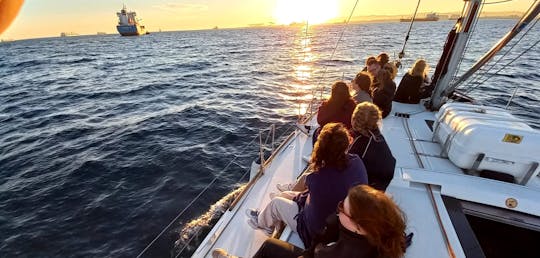 Velero de lujo en grupo privado de 2 horas en Barcelona.