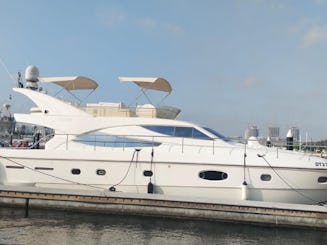 Yacht à moteur Ferretti de luxe de 70 pieds à Dubaï pouvant accueillir jusqu'à 25 personnes