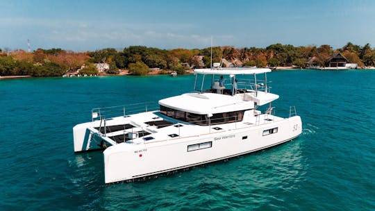 Location privée d'un catamaran de luxe de 52 pieds pouvant accueillir jusqu'à 35 personnes à Carthagène 