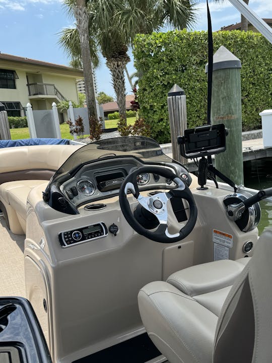 Explore Marco Island e Nápoles em grande estilo com nosso serviço premium de aluguel de pontões