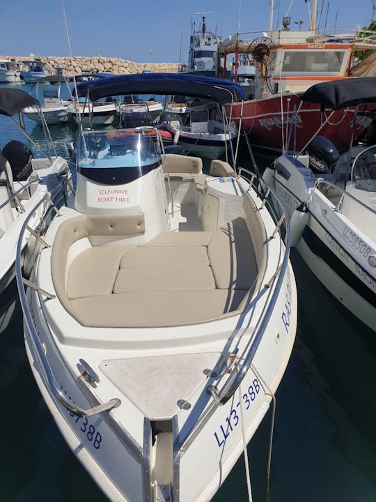 Louez un hors-bord Marinello de 26 pieds à Chypre, Poli Crysochous