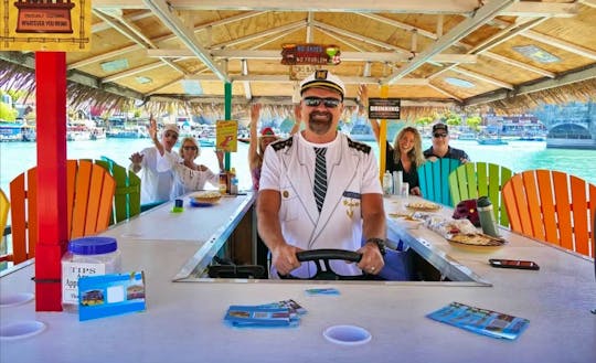 Ideal para grupos maiores de até 15 convidados, Tiki Pontoon inspirado em Margaritaville