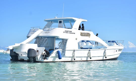 Navega hacia la puesta de sol en un catamarán a motor de 88 pies 