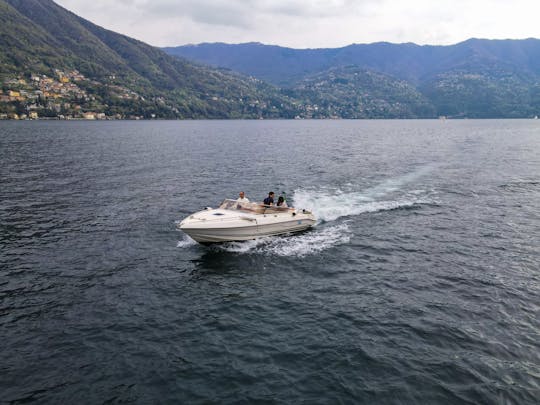 ¡Descubra la costa suroeste del lago de Como con un barco Molinari de 22 pies en el lago!