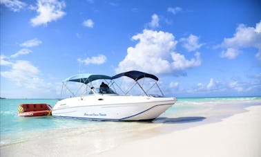 Une aventure inoubliable en bateau dans les îles Caïques à bord du Hurricane Sun Deck Boat !