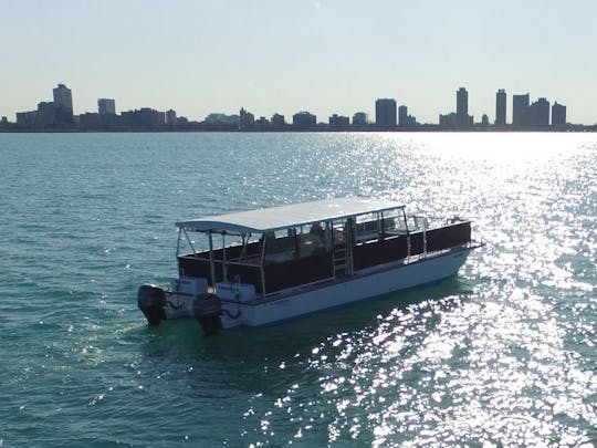 Gran barco para fiestas con capacidad para 24 personas, en Navy Pier Marina