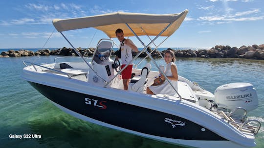 Bateau à pont Trimarchi 57S Pro : explorez la côte sicilienne en tout confort