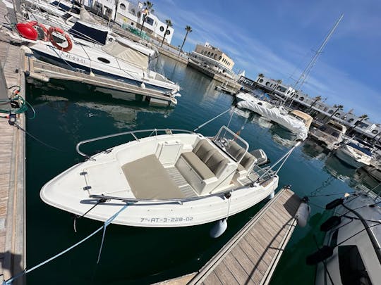 Alugue um barco em Alicante. Navegue com estilo ao longo da costa de Alicante.