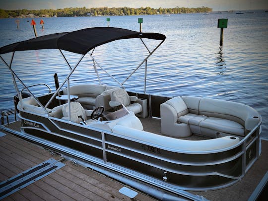 Cypress Tritoon de 23 pies, rápido y supercómodo. Capacidad para 12 personas