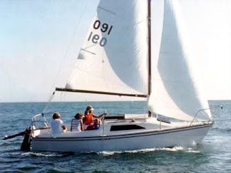 Partez à la voile au coucher du soleil ou prenez une leçon de voile avec le capitaine Jack !