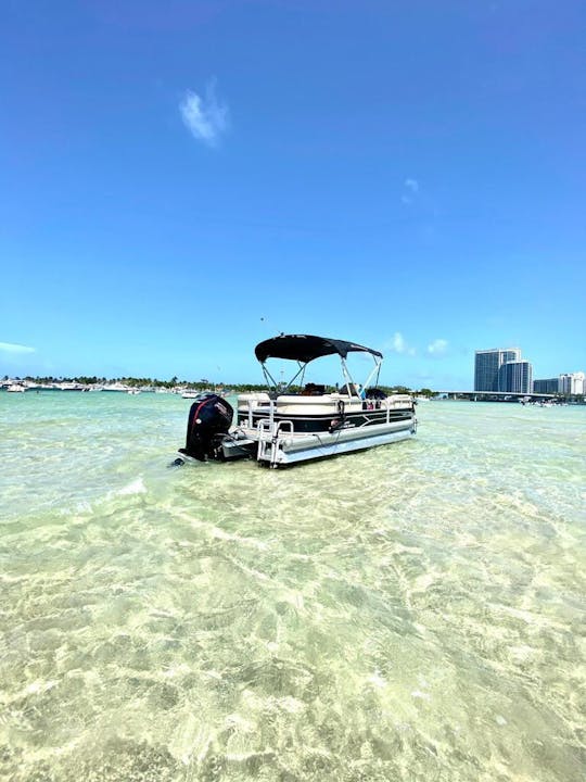 Barco SUNTRACKER para alugar em Hollywood, Sunny Isles Beach e Hallandale