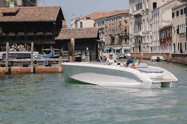 Crucero inteligente en Venecia en barco eléctrico