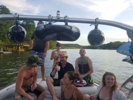 Expérience haut de gamme : tout ce dont vous avez besoin pour surfer, faire du wakeboard, faire du tube et nager.