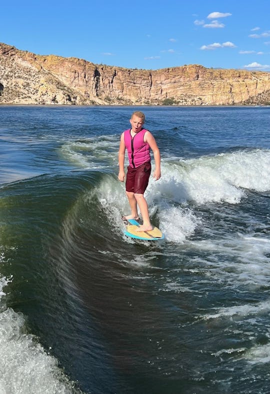 Profitez d'une journée sans soucis au lac Saguaro avec le capitaine Sheldon à bord d'un nouveau wakeboat 2024