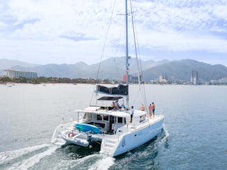 O catamarã Lagoon de 46 pés perfeito para uma festa no mar.