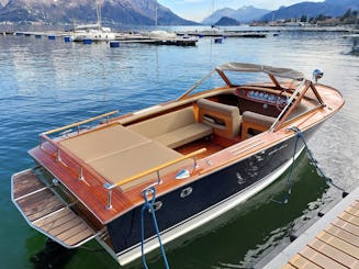 Barco de limusine aberto de madeira vintage em Menaggio