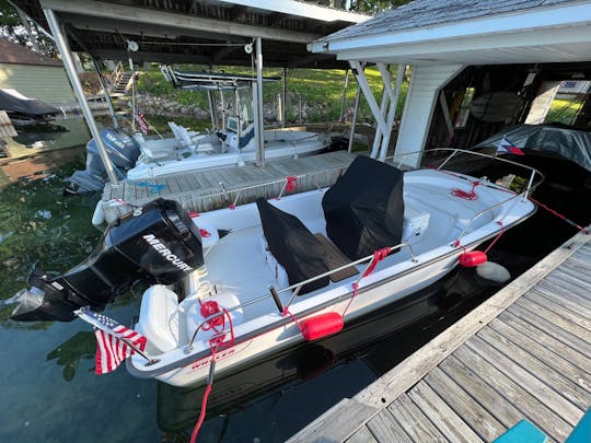 ¡Hermoso y manejable Boston Whaler de 17 pies equipado para el río!