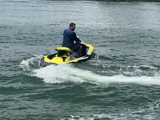 MONTRE SEA-DOO SPARK 3-UP AVEC RÉTROÉCLAIRAGE, HEURES BASSES, CLEAN SKI ISLAND HOP, WAKEJUMP