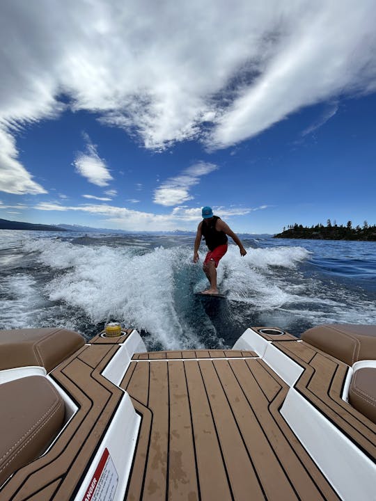 Embarcación náutica Nautique GS 22 con capitán en el lago Tahoe