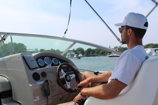 Sea Ray Sundancer 24' foot Cuddy cabin , 7 passengers 