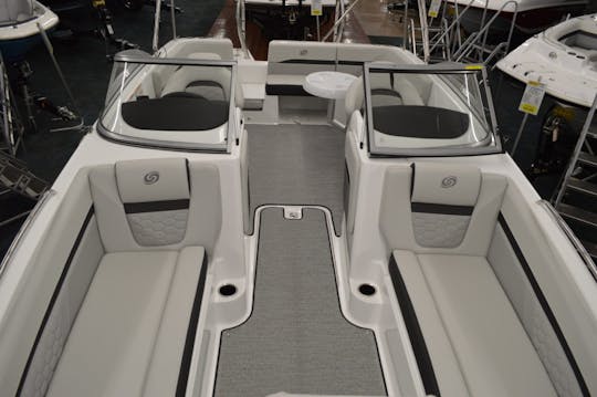 Hurricane 217 OB – The Ultimate Deck Boat for Fun, Comfort & Adventure
