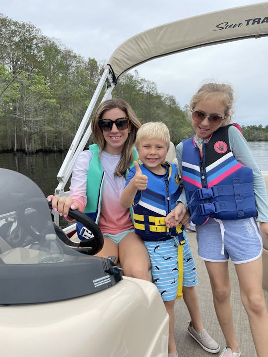  Sun tracker 22 DLX Short Pontoon in Murrells Inlet, South Carolina