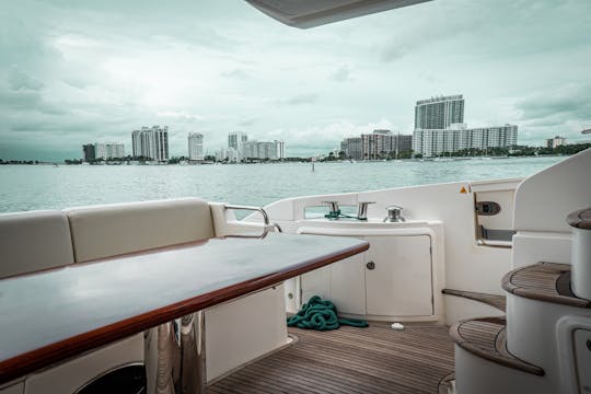 Gorgeous Azimut Flybridge 60 for the best Miami experience