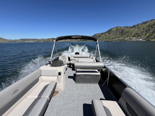 Un ponton de croisière et de pêche idéal pour toute la famille, avec de la place pour tous ! 