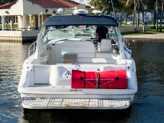 Profitez de Miami à bord d'un yacht à moteur Sundancer de 44 pieds ! ! !