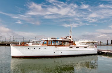 52ft Cruiser - New York Harbor Tours Aboard a Classic Yacht