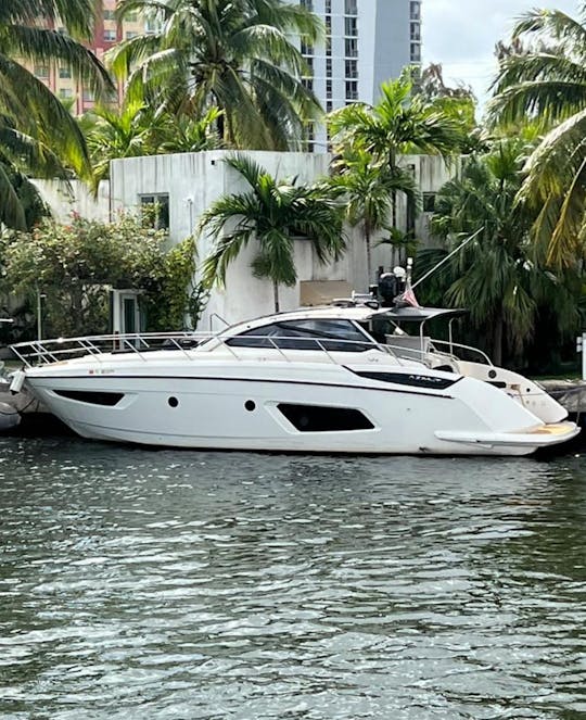 Découvrez les charmes de Miami sur notre yacht à moteur Azimut de 45 pieds ! 🎸