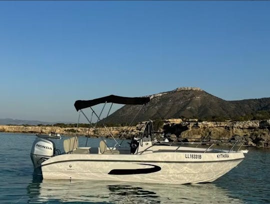 Alugue este barco de fibra de vidro para 6 pessoas