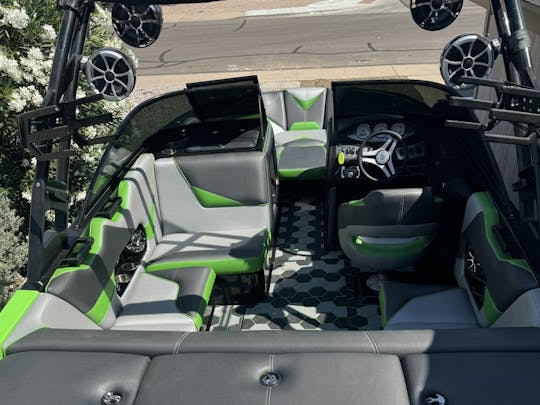 Wakeboat Supreme S211: ¡Ven a colgar 10 por un día!