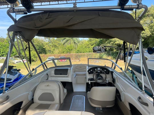 Divertido barco para navegar cerca de Ixtapa