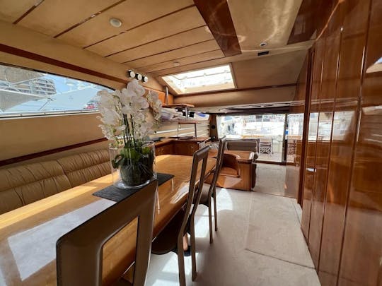 Hermoso yate de 72 pies en Palma Marina con capitán y azafata