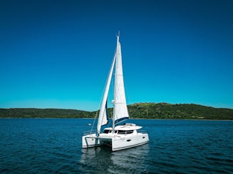 Navegue com estilo incomparável no catamarã Helia 44 pés