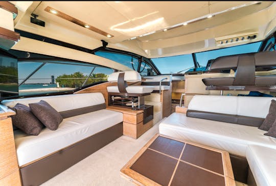 ¡Disfrute de Miami en un yate a motor Azimut de 50 pies!