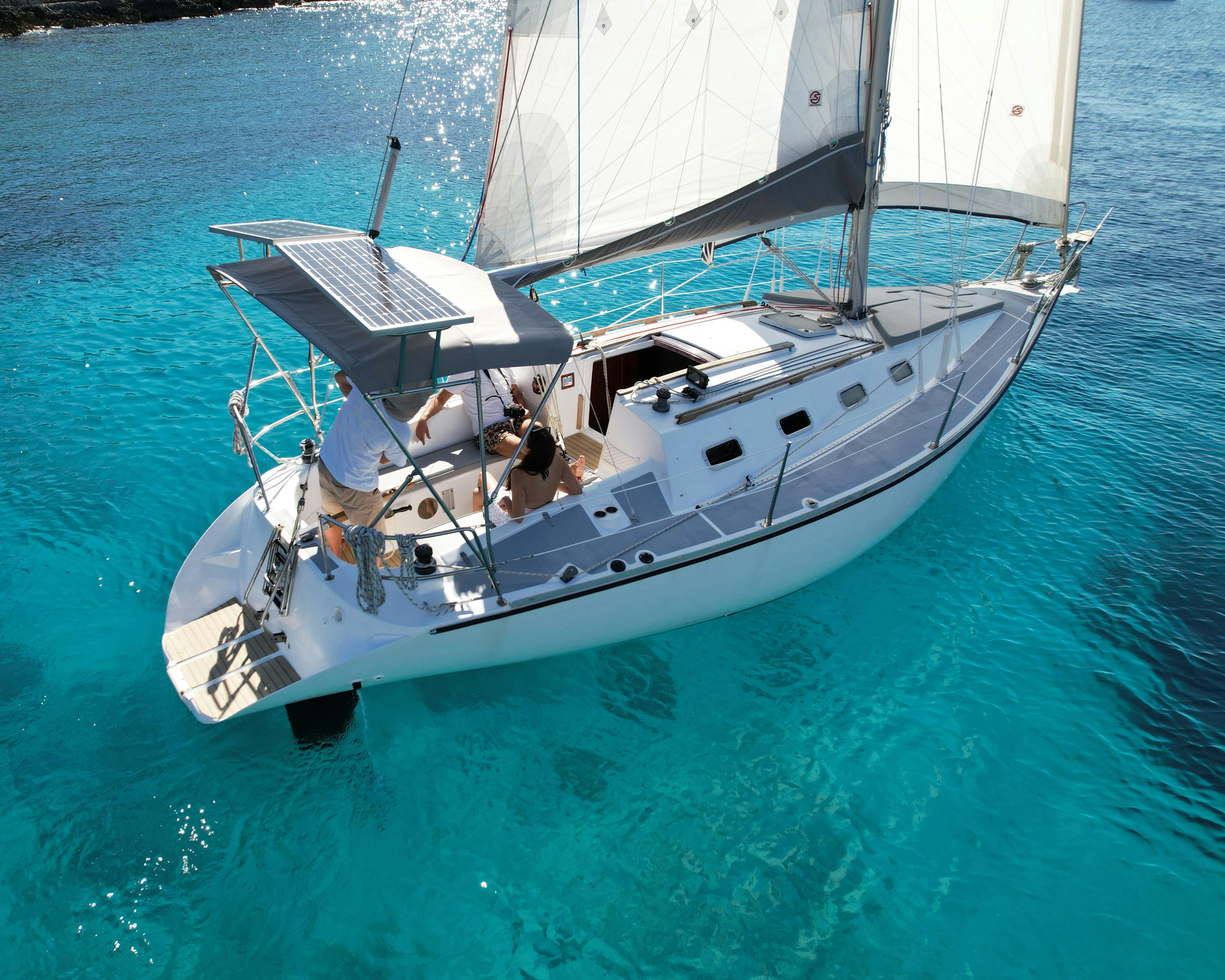 フランソワ・ディザルニ作 『ヨット』 Sporty Day Sailer「SAFFIER SE33ft/SE37ft」 | 輸入ヨット