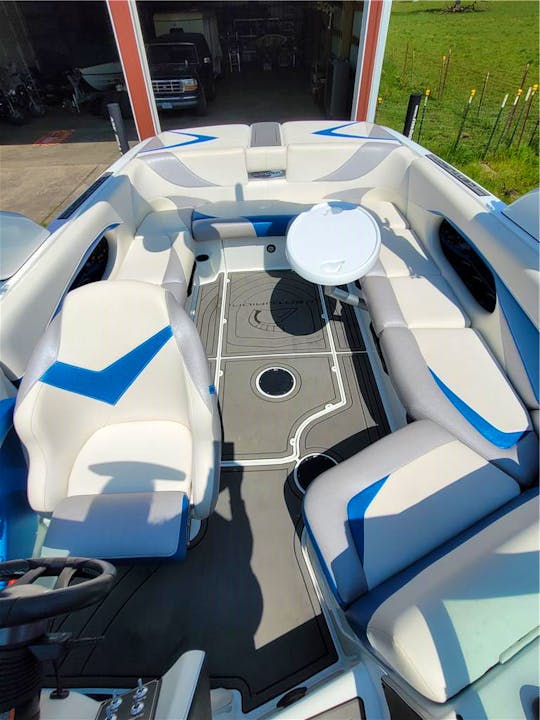 23ft Centurion WakeSurf Boat for rent with Captain
