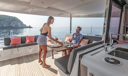 Luxury Catamaran Fountaine Pajot Isla 40