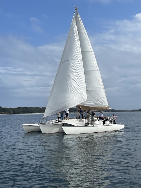 Um trimarã luxuosamente equipado com certificação USCG para grupos grandes e pequenos