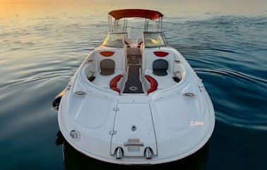 Bateau ponté spacieux pouvant accueillir jusqu'à 11 passagers à Clear Lake, au Texas