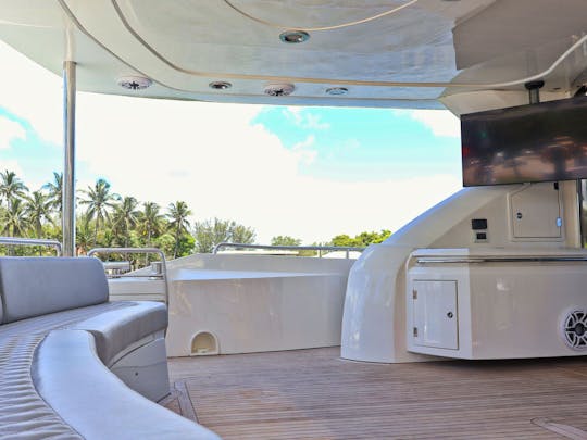 Megayate Sunseeker de 90 pies: experiencia de lujo con jacuzzi a bordo