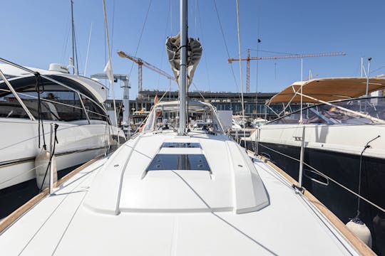 ¡Descubra la bahía de Palma en el velero Beneteau Oceanis 35.1!