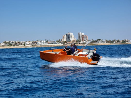 Bateau à moteur Nuva M6 Open pour 8 personnes