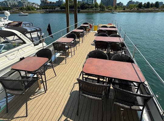 Catamarán de dos pisos para 40 pasajeros en el centro de Vancouver