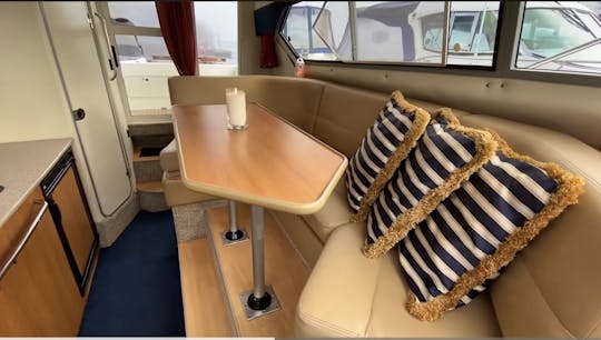 32' Luxury Flybridge Yacht – Party Friendly w/Washroom