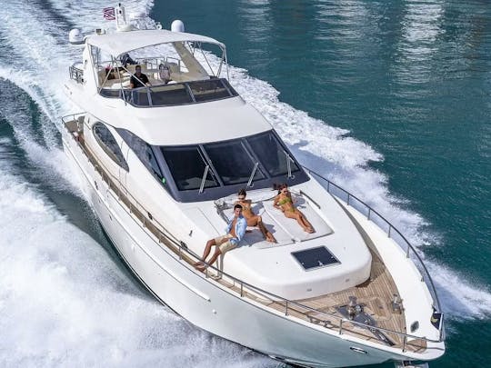 Nouveau méga-yacht Azimut de 78 pieds à moteur dans la marina de Miami Beach !