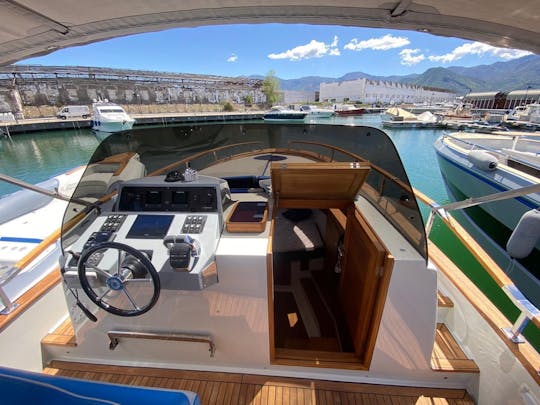 Passeio de barco privado em Capri saindo de Sorrento (capitão incluído)